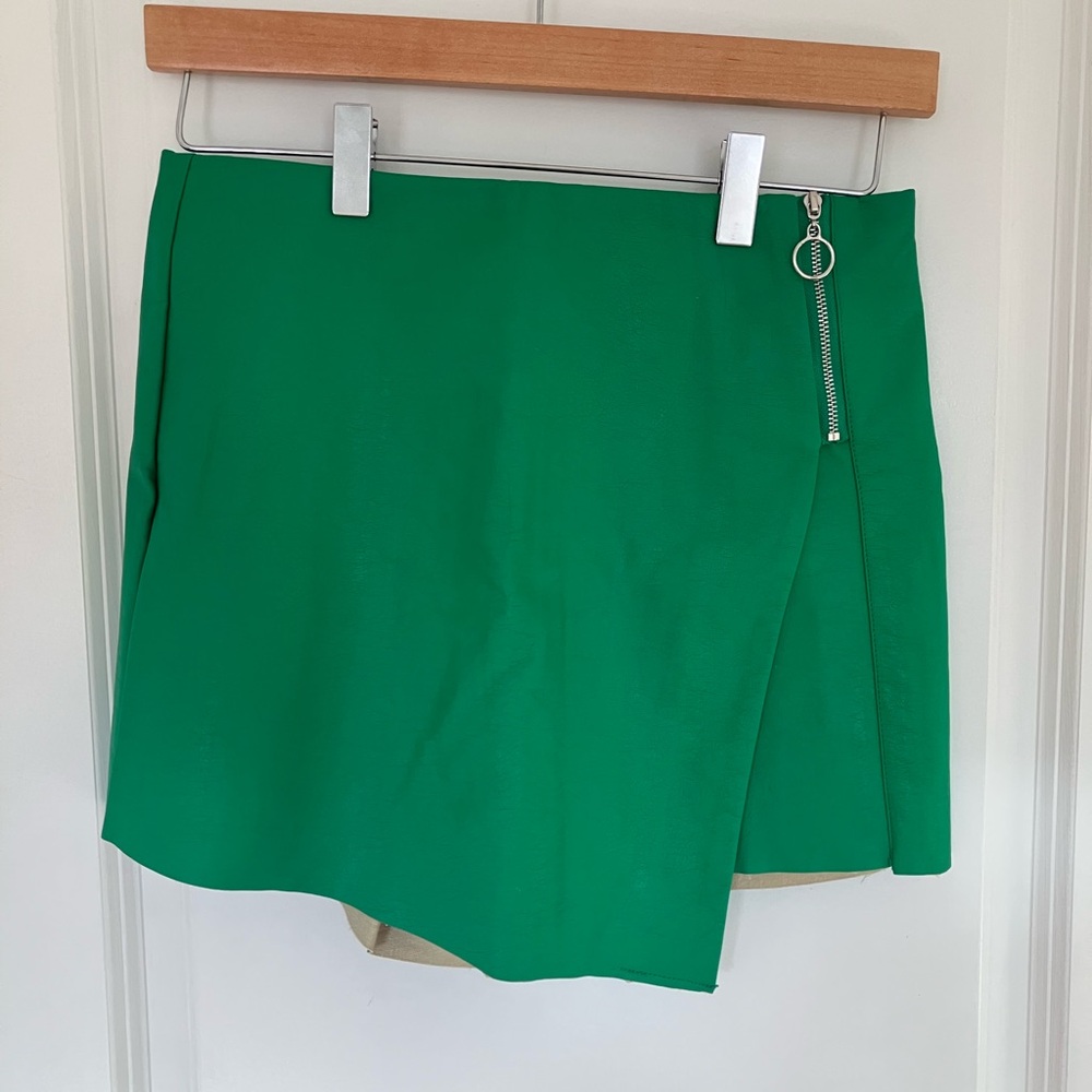 🎉 3/$15 tgla Hunter Green Pleather Skort S